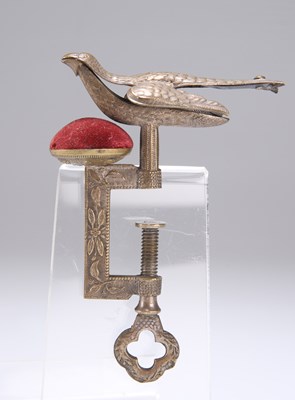 Lot 731 - A VICTORIAN GILT-METAL HEMMING BIRD SEWING CLAMP