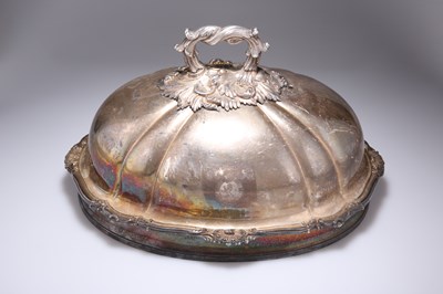 Lot 8 - A 19TH CENTURY SILVER-PLATED DISH COVER