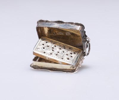 Lot 350 - A VICTORIAN SILVER VINAIGRETTE