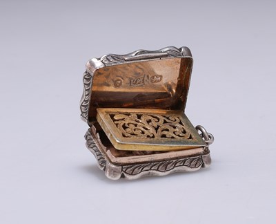 Lot 340 - A VICTORIAN SILVER VINAIGRETTE