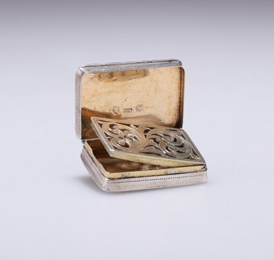 Lot 362 - A GEORGE IV SILVER VINAIGRETTE