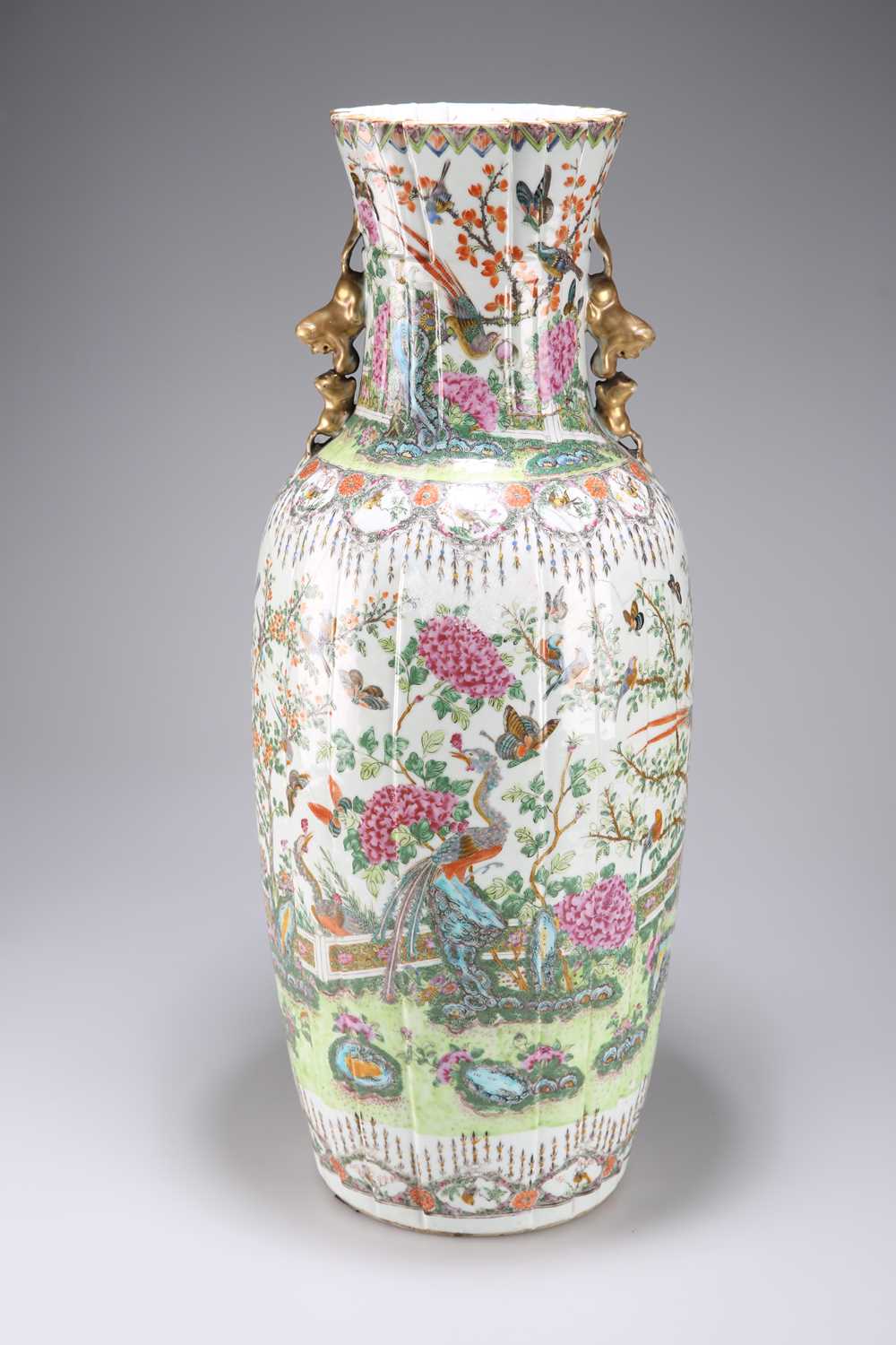 Lot 602 - A LARGE 19TH CENTURY CHINESE FAMILLE ROSE VASE