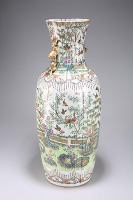 Lot 602 - A LARGE 19TH CENTURY CHINESE FAMILLE ROSE VASE