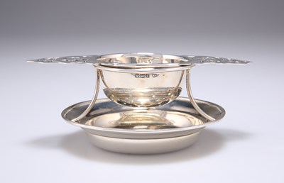 Lot 190 - A GEORGE V SILVER TEA STRAINER ON STAND