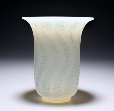 Lot 517 - RENÉ LALIQUE (FRENCH, 1860-1945), A 'MEDUSE' VASE, DESIGNED 1921