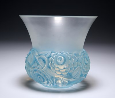 Lot 518 - RENÉ LALIQUE (FRENCH, 1860-1945), A 'RENONCULES' VASE, DESIGNED 1930