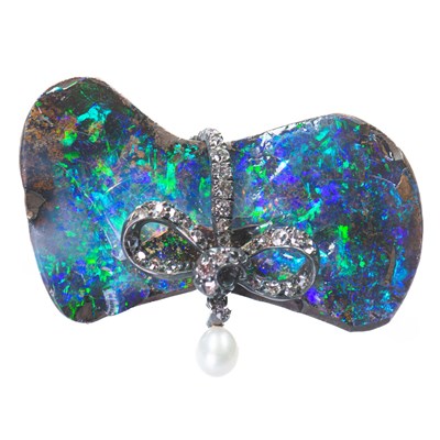 Lot 914 - AN EARLY 20TH CENTURY BLACK BOULDER OPAL, DIAMOND AND PEARL BROOCH