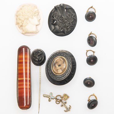 Lot 797 - VICTORIAN JET, JEWELLERY AND A LARGE QUANTITY OF COSTUME JEWELLERY