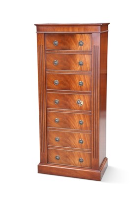 Lot 1234 - A GEORGIAN STYLE MAHOGANY GUN CASE CABINET