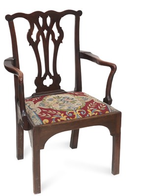 Lot 725 - A GEORGE III ELM AND OAK OPEN ARMCHAIR