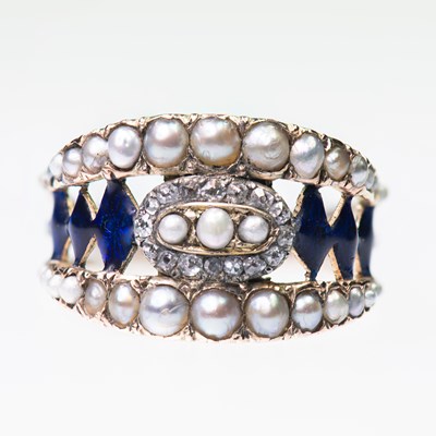 Lot 456 - AN EARLY 19TH CENTURY SEED PEARL, DIAMOND AND ENAMEL RING