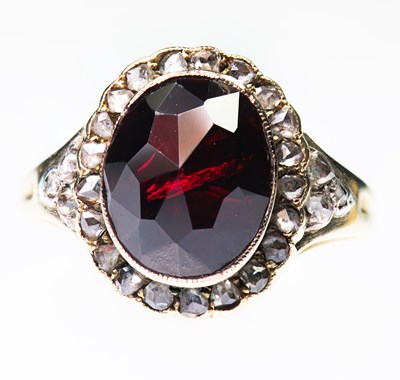 Lot 462 - A GARNET AND DIAMOND CLUSTER RING