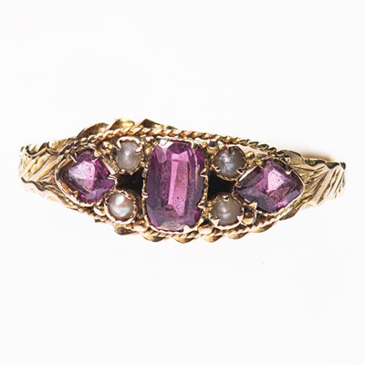 Lot 469 - A VICTORIAN 15 CARAT GOLD GARNET AND SEED PEARL RING