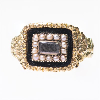 Lot 457 - A GEORGIAN 18 CARAT GOLD SEED PEARL AND ENAMEL MOURNING RING
