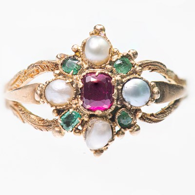 Lot 496 - A VICTORIAN RUBY, SPLIT PEARL AND EMERALD CLUSTER RING