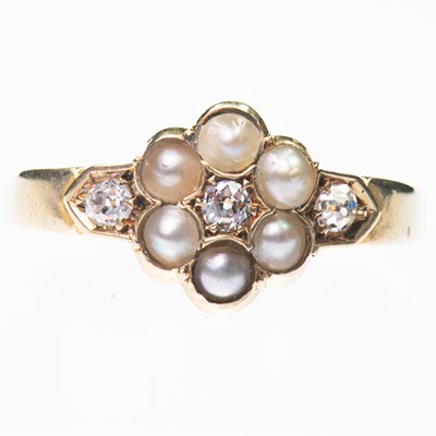 Lot 471 - A VICTORIAN 18 CARAT GOLD DIAMOND AND SPLIT PEARL CLUSTER RING