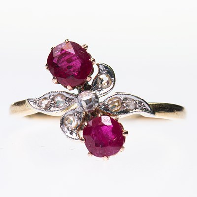 Lot 446 - A RUBY AND DIAMOND CROSSOVER RING