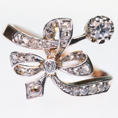 Lot 511 - A DIAMOND CROSSOVER RING