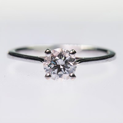 Lot 435 - A SOLITAIRE DIAMOND RING