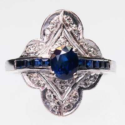 Lot 447 - A SAPPHIRE AND DIAMOND CLUSTER RING