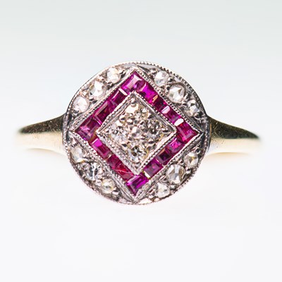 Lot 531 - AN EARLY 20TH CENTURY RUBY AND DIAMOND RING