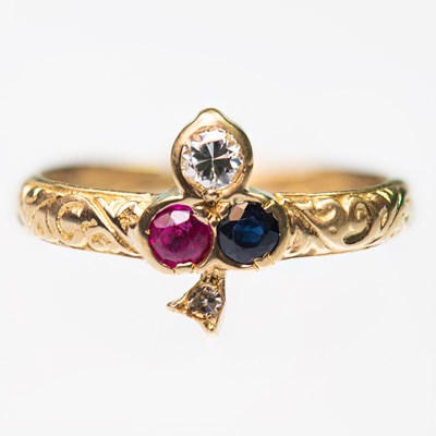 Lot 445 - AN ANTIQUE STYLE 18 CARAT GOLD RUBY, DIAMOND AND SAPPHIRE CLOVER RING
