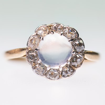 Lot 539 - AN EARLY 20TH CENTURY MOONSTONE AND DIAMOND CLUSTER RING