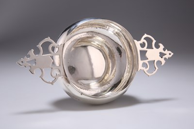 Lot 213 - A VICTORIAN SILVER QUAICH