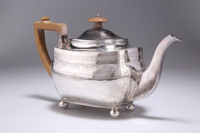 Lot 261 - A GEORGE III SILVER TEAPOT