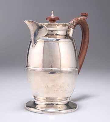 Lot 200 - A GEORGE V SILVER HOT WATER JUG