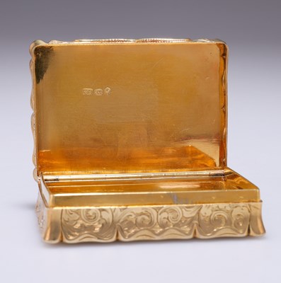 Lot 337 - AN EARLY VICTORIAN SILVER-GILT SNUFF BOX