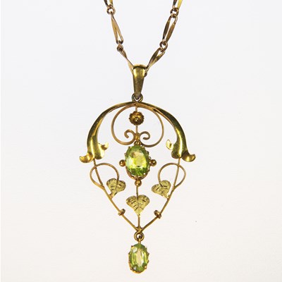 Lot 543 - AN ART NOUVEAU PERIDOT PENDANT ON CHAIN