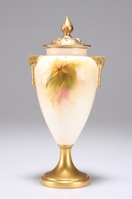 Lot 116 - A ROYAL WORCESTER VASE AND COVER