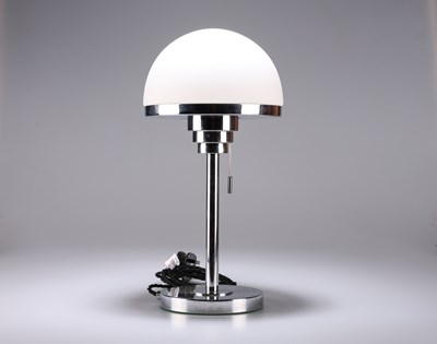 Lot 712 - AN ART DECO STYLE CHROME TABLE LAMP