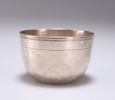 Lot 198 - A 17TH CENTURY GERMAN SILVER TUMBLER CUP