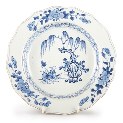 Lot 36 - AN 18TH CENTURY CHINESE BLUE AND WHITE DISH