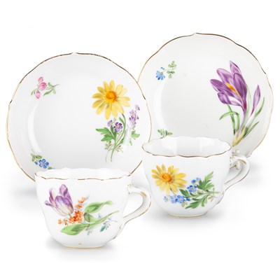 Lot 24 - A PAIR OF MEISSEN CUPS AND SAUCERS