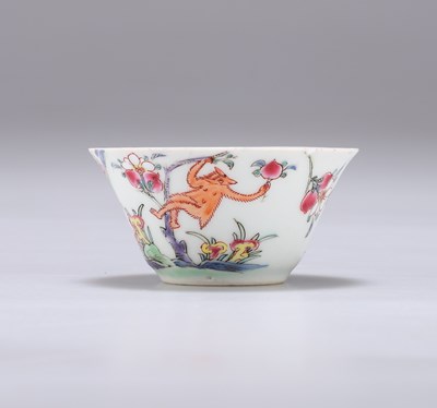 Lot 113 - AN 18TH CENTURY CHINESE PORCELAIN TEA BOWL