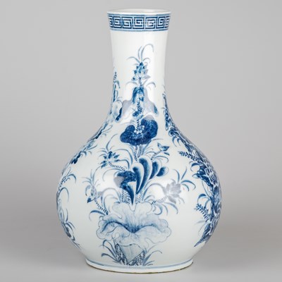 Lot 100 - A CHINESE BLUE AND WHITE BOTTLE VASE