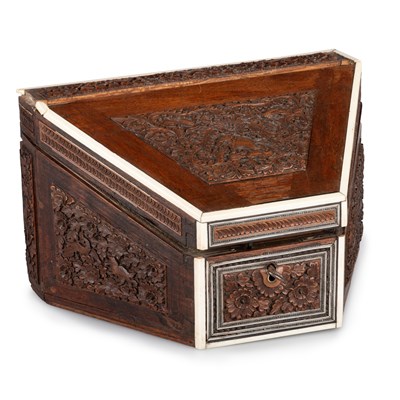 Lot 804 - A MID-19TH CENTURY ANGLO-INDIAN SADELI AND CARVED SANDALWOOD CORRESPONDENCE BOX