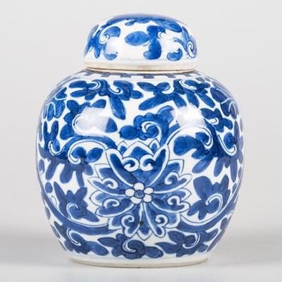Lot 1031 - A 19TH CENTURY CHINESE BLUE AND WHITE VASE AND COVER, A CHINESE GINGER JAR AND AN IMARI PLATE