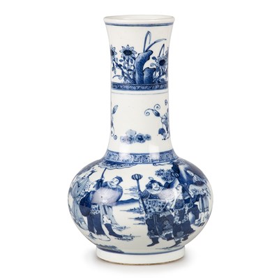 Lot 82 - A CHINESE BLUE AND WHITE VASE