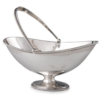 Lot 437 - AN EDWARDIAN SILVER SWING-HANDLE SUGAR BASKET