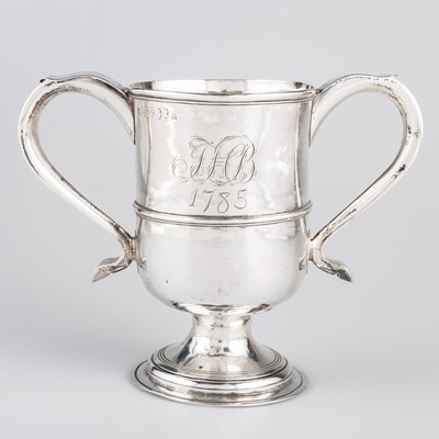 Lot 193 - A GEORGE III SILVER TWO-HANDLED CUP