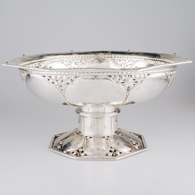 Lot 380 - A LARGE SILVER BOWL