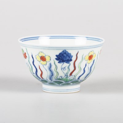 Lot 82 - A CHINESE DOUCAI CUP