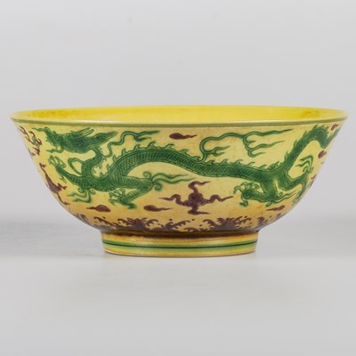 Lot 119 - A CHINESE YELLOW GROUND GREEN AND AUBERGINE ENAMELLED 'DRAGON' BOWL