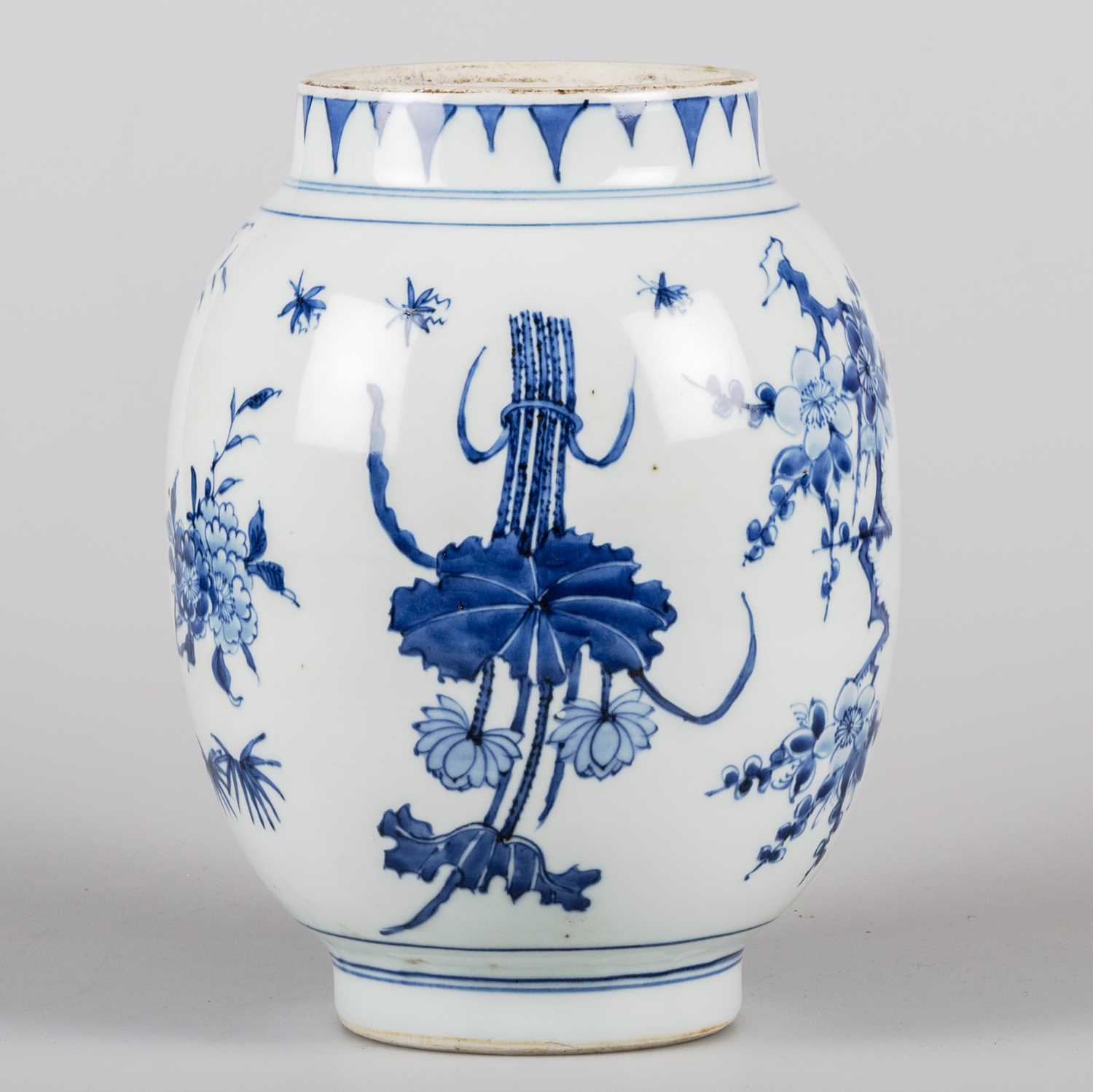 Lot 117 - A CHINESE TRANSITIONAL BLUE AND WHITE JAR, 17TH CENTURY