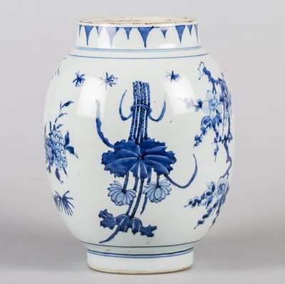 Lot 117 - A CHINESE TRANSITIONAL BLUE AND WHITE JAR, 17TH CENTURY