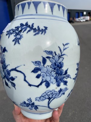 Lot 117 - A CHINESE TRANSITIONAL BLUE AND WHITE JAR, 17TH CENTURY